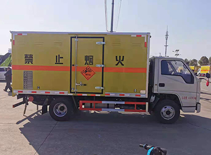 平塘爆破器材运输车工人安全操作规范与智能技术保障